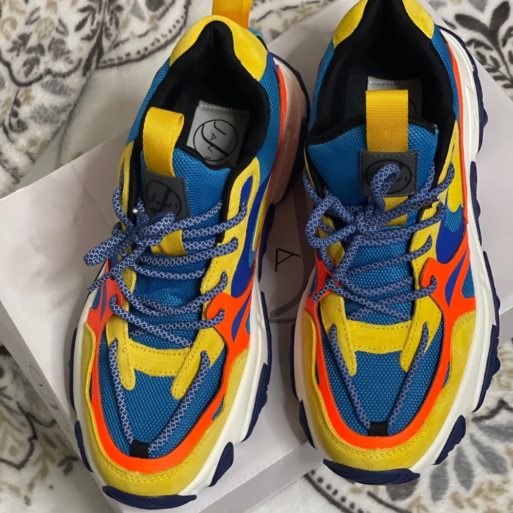 🔥 🔥 Vibrant Yellow and Blue Athletic Shoes with Chunky Design